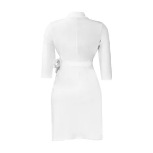 Vue arrière d'une robe blanche chic à col blazer avec ceinture à nouer élégante