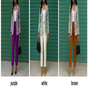 Set blazer slim-fit fantasia e pantaloni in viola, bianco e marrone di tendenza