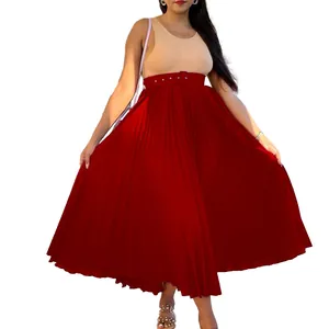 Vue détaillée d'une jupe longue plissée rouge à taille haute avec sa ceinture assortie