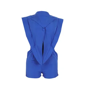 Detailansicht eines leuchtend blauen, ärmellosen V-Ausschnitt Jumpsuits mit Saum.
