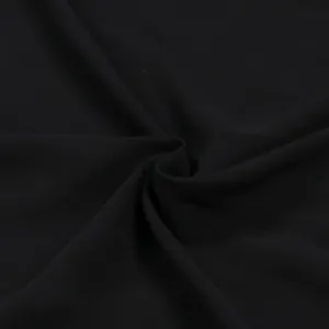 Primer plano del tejido de gasa negra con suaves y elegantes pliegues drapeados