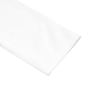 Gros plan détaillé du poignet de la manche blanche d'une robe de style africain
