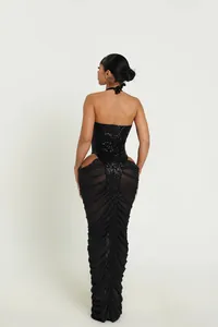 Rückenansicht eines sexy schwarzen Pailletten-Neckholderkleids mit Mesh-Rüschen