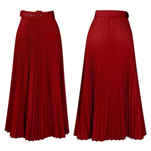Vues de face et de dos d'une jupe longue plissée rouge à taille haute avec ceinture
