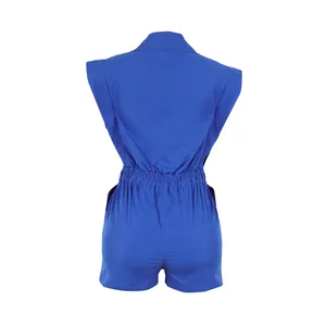 Rückansicht eines königsblauen ärmellosen Jumpsuits mit elastischer Taille und Passform.