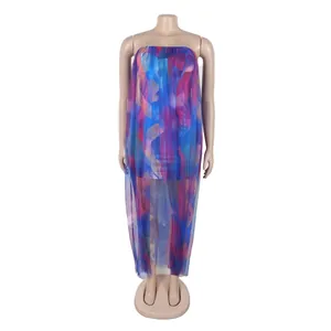 Détail de l'imprimé floral abstrait bleu et rose sur la robe en tulle transparent