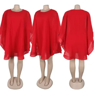 Vestido capa de gasa roja suelta mostrado de frente, de lado y de espalda en un maniquí