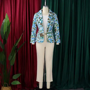 Vista dettagliata del completo blazer con stampa floreale e pantaloni crema donna