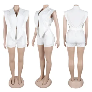 Detailansicht eines weißen ärmellosen Freizeit-Jumpsuits mit V-Ausschnitt und Saum