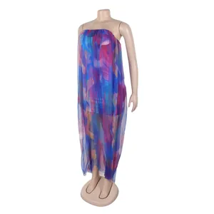 Vue détaillée de la maille élastique transparente avec un imprimé abstrait coloré.