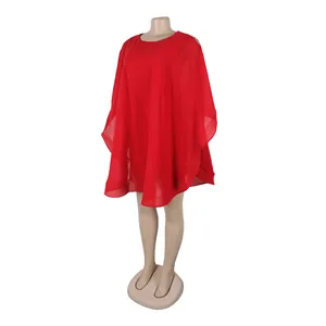 Vestido capa de gasa roja con mangas de murciélago en maniquí de exhibición