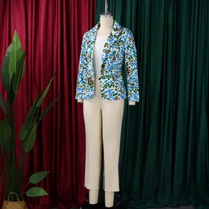 Completo due pezzi con blazer a stampa floreale e pantaloni beige eleganti su un manichino