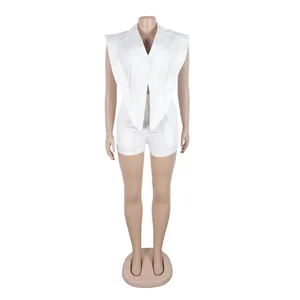 Professionelles ärmelloses weißes Blazer-Set mit unregelmäßigem Saum und Shorts für Damen
