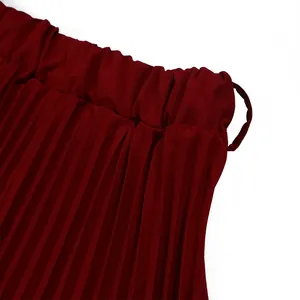 Détail en gros plan de la jupe mi-longue plissée bordeaux à taille haute élastique