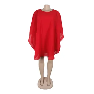 Vista detallada de un vestido tipo poncho de gasa roja suelto en un maniquí completo