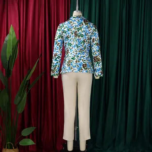 Vista posteriore di un completo a due pezzi con blazer floreale e pantaloni crema.