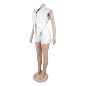 Detail-Seitenansicht eines weißen ärmellosen Overalls mit asymmetrischem Saum auf Puppe