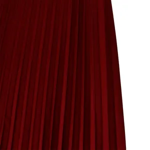 Détail macro du tissu plissé rouge profond montrant le drapé et les plis de qualité
