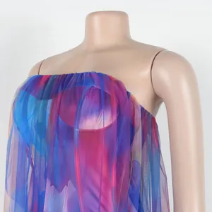 Détail de robe moulante sexy en maille transparente avec imprimé abstrait coloré.
