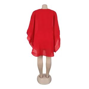 Vista trasera de un elegante vestido de capa de gasa roja holgado en un maniquí.