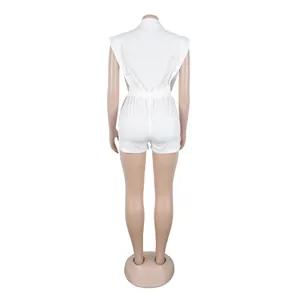 Rückansicht eines weißen, schmal geschnittenen Freizeit-Jumpers mit elastischer Taille.