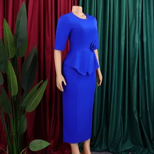 Elegantes königsblaues Schößchen-Midikleid mit 3D-Blumendetail an der Taille in Detailansicht