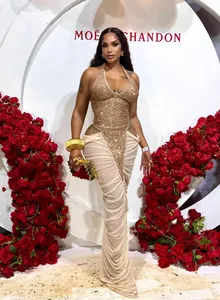 Detailansicht eines eleganten Paillettenkleides mit Neckholder und Mesh-Raffung