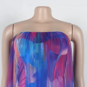 Détail de la robe bustier sexy en mesh avec imprimé abstrait et effet de transparence.