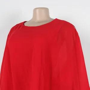 Detalle de primer plano de un elegante vestido capa de gasa roja y su textura fluida