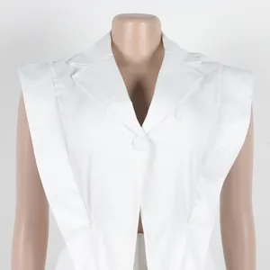 Detail eines stylischen weißen Jumpsuits mit V-Ausschnitt und Einknopf-Verschluss