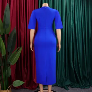 Detailansicht der Rückseite eines eleganten königsblauen Kurzarm-Bodycon-Midikleids