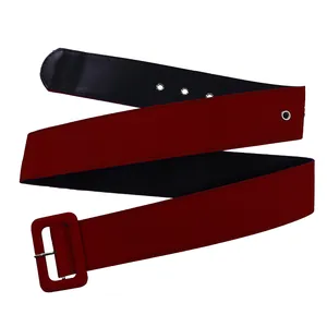 Gros plan détaillé sur une large ceinture rouge foncé avec boucle rectangulaire et œillets
