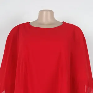 Vista detallada del vestido poncho de gasa roja con escote redondo y tela
