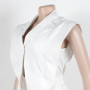 Detailansicht eines weißen ärmellosen Jumpsuits mit V-Ausschnitt und asymmetrischem Saum