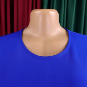 Detaillierte Nahaufnahme des eleganten Rundhalsausschnitts eines blauen Sommerkleids
