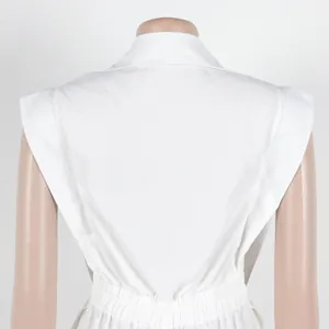 Rückansicht eines weißen ärmellosen Overalls mit V-Ausschnitt und Kragendetail.
