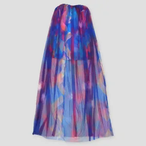 Vue détaillée de l'imprimé aquarelle vibrant sur une robe moulante en maille transparente.