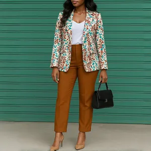 Vista a figura intera di una donna che indossa un blazer stampato e un completo caramello.