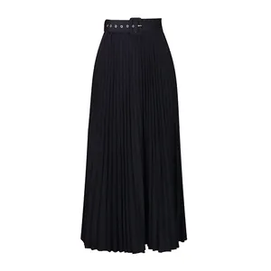 Détail d'une jupe midi plissée noire à taille haute avec ceinture assortie.