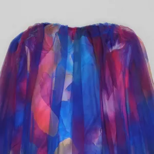 Détail en gros plan d'un imprimé aquarelle bleu et violet sur tissu en maille sheer