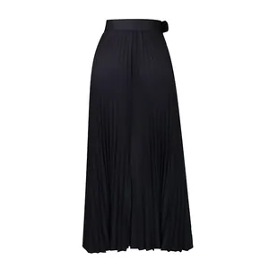 Vue détaillée d'une jupe midi plissée noire à taille haute avec un drapé très élégant
