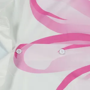 Close-up van de roze abstracte bloemenprint en witte knoopjes op een stijlvol wit shirt