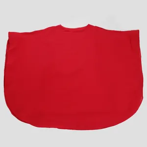 Detalle de un vestido capa de gasa rojo vibrante con un estilo poncho suelto