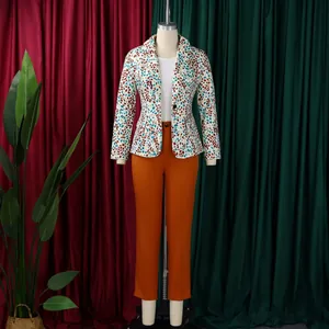 Elegante completo professionale a due pezzi con blazer stampato e pantaloni arancioni.
