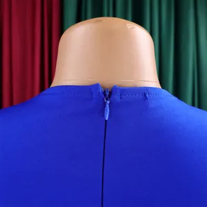 Detailansicht des unsichtbaren Rückenreißverschlusses an einem royalblauen Kleid