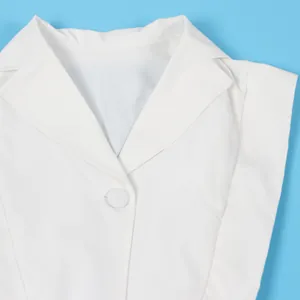 Detailansicht des eleganten V-Ausschnitts und Knopfs am weißen lässigen Jumpsuit