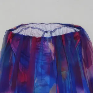 Gros plan sur le tissu en maille transparente colorée et les coutures d'une robe