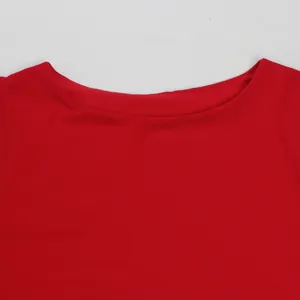 Vista detallada del elegante cuello barco de un vestido tipo poncho de gasa roja