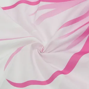 Detailopname van elegante roze golfprint op de textuur van een wit overhemd stof