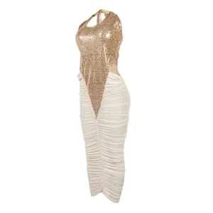 Elegantes goldenes Pailletten-Halterkleid mit gerafftem Mesh-Detail und seitlichem Ausschnitt